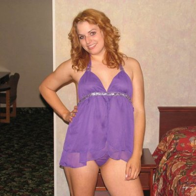 Обворожительная красотка демонстрирует свою интимную зону