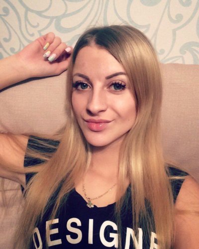 Супруга продемонстрировала рисунок на голом теле