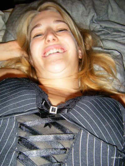 Сексуальная красотка в корсете и чулках удовлетворяет парня