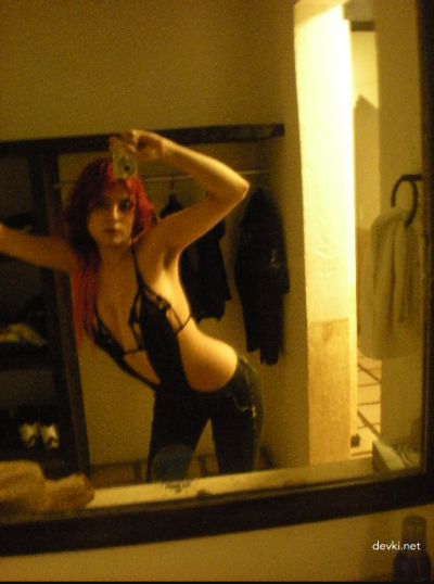 Обнаженная красотка демонстрирует свою интимную зону