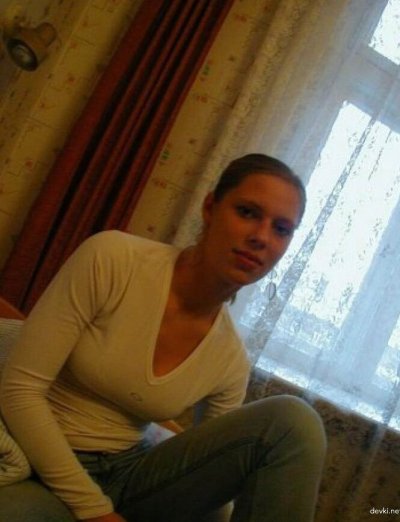 Интимные снимки молодой дамы с пышной прической.