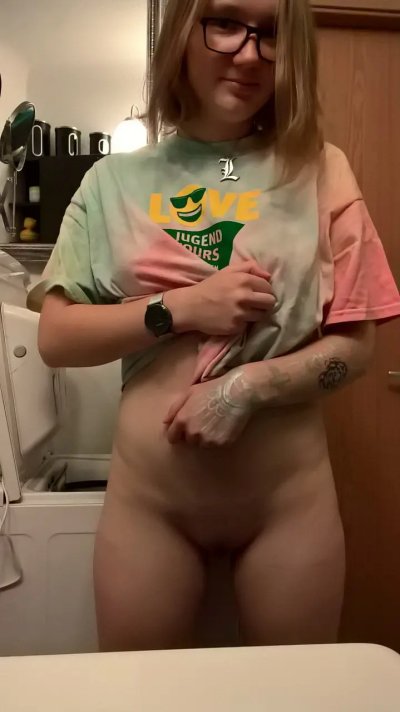 Парень снял письку девушки на фото и позволил ей отсосать.