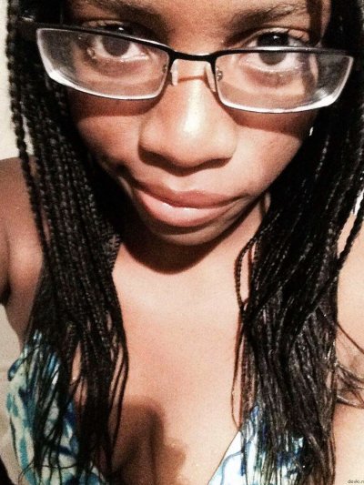 Снимает свои прелести на камеру