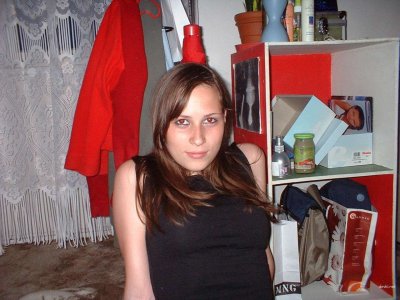 Снимает свою юную подругу на камеру