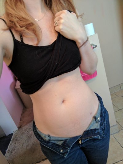 Красотка раздевается и занимается самоудовлетворением игрушкой