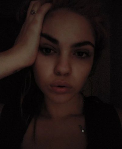 Сексуальная Полина нежно ласкает свою промежность