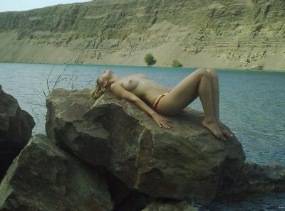 Соблазнительная красотка с потрясающим бюстом