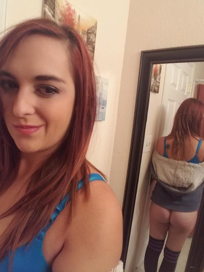 Большегрудая красотка делает откровенные фото сама себя