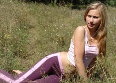 Обнаженная красотка на зеленом лугу - горячее видео!