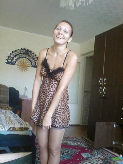 Сексуальная красотка в жгучем ночном наряде