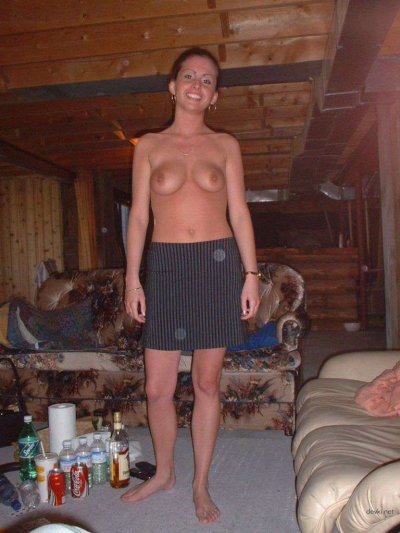 Очаровательная девушка демонстрирует свою заднюю и интимную части тела