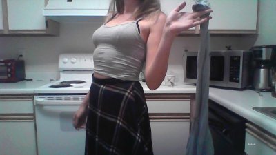 Сексапильная красотка разделась и танцует возле плиты