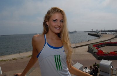 Сексуальная брюнетка показывает свои прелести на берегу океана