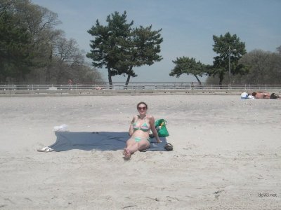 Демонстрация интимной зоны на берегу моря