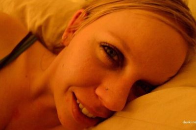 Баба отсасывает огромный хуй