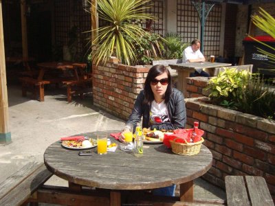 Женщина ласкает свою промежность