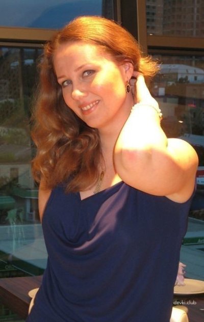 Развратная красотка на рабочем месте: оголенная дама задает тон!