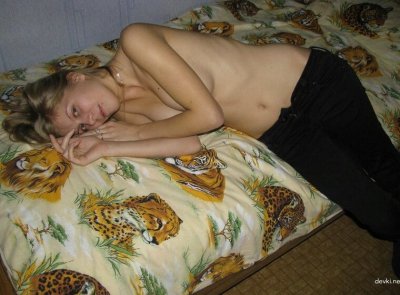 Шлюха в обольстительном наряде.