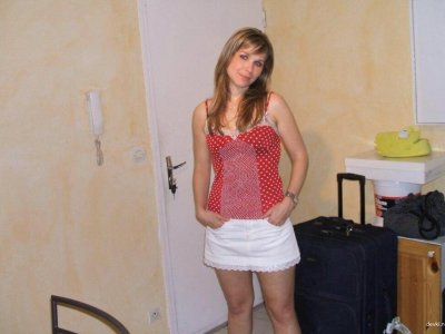 Шикарная красотка с густой промежностью обожает позировать перед камерой