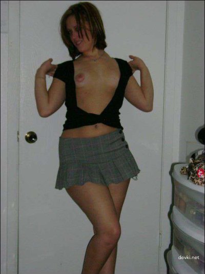 Сексуальная брюнетка в стильной серой юбочке без одежды