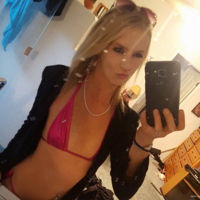 Фото стройной блондинки в чулках.