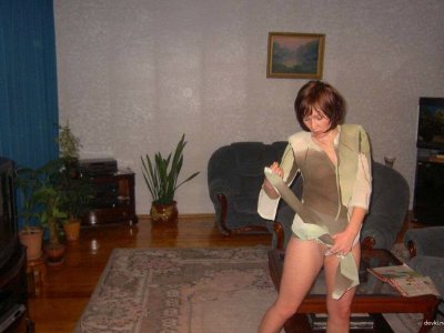 Интимные снимки опытной дамы без лифчика