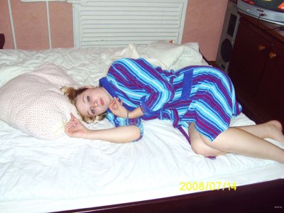 Девушка впервые участвует в домашней эротической съемке