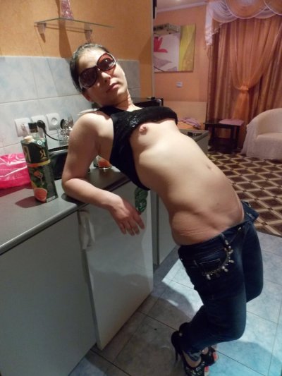 Девушка отлично показывает свои прелести перед интимом