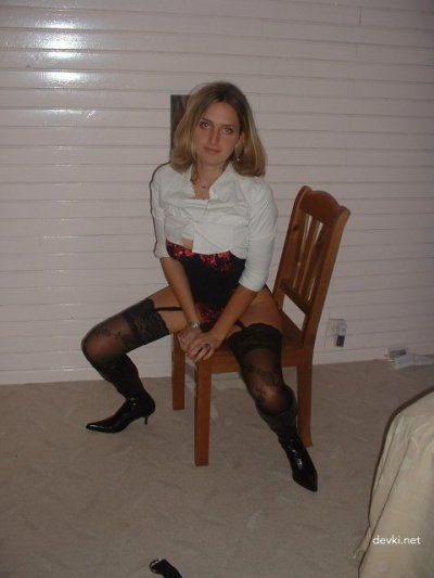 Страстные фото голой дамы с гладко выбритой интимной зоной дома