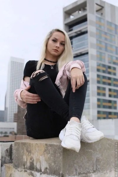 Красивая блондинка демонстрирует свою интимную зону в раздетом виде