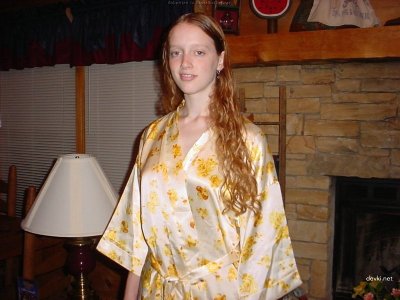 Парень трахает красноволосую подружку в жопу