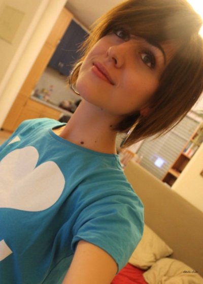 Сексуальная красотка снимает горячее фото своего тела