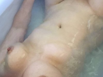 Купается в ванной и снимает себя на телефон, чтобы потом продемонстрировать.