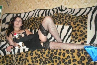 Развратная красотка на кушетке: интимное фото.