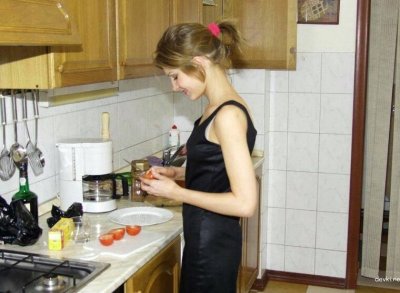 Сочная попка тёлки после ужина — домашнее селфи