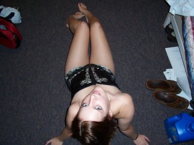 Молоденькая красотка с обнаженной попкой и раздвинутой киской в вызывающей позе