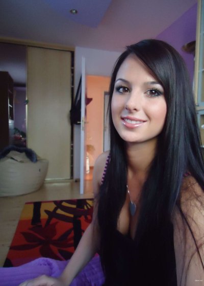 Девчонка широко раскрывает бедра