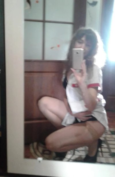 Фото у зеркала: обнаженная красотка показывает свое тело.