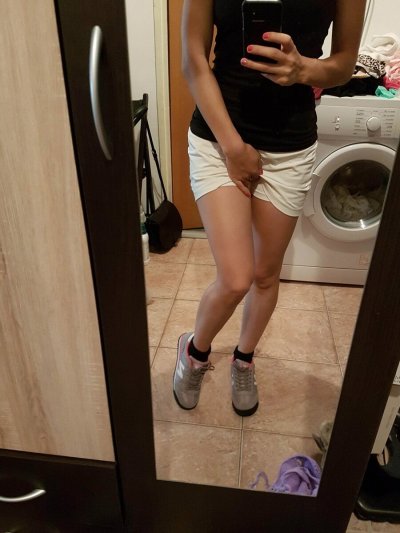 Сексуальная красотка раздевается перед камерой