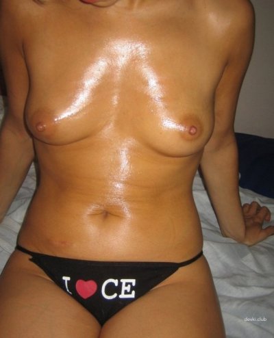 Сексуальная брюнетка раскрывает свои прелести