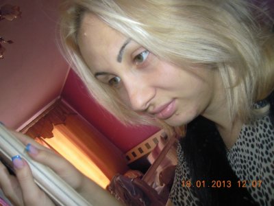 Развратная блондиночка делает горячие селфи для своего интимного сейфа