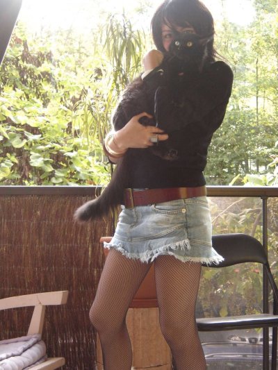 Девушка делает минет огромному пенису