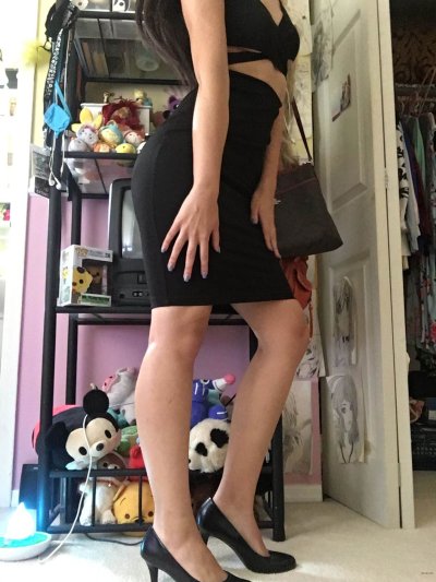 Развратная сучка показывает свои интимные места на камеру