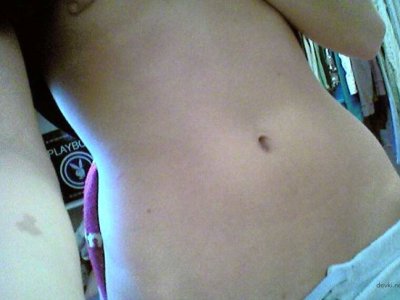 Крошка с пушечкой делает селфи.