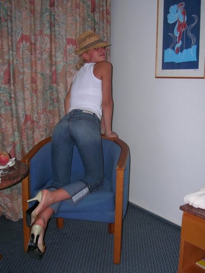 Пикантные снимки юной красавицы: умножьте наслаждение!