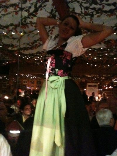 Фестиваль пенного в Германии: обнаженные красотки на камеру