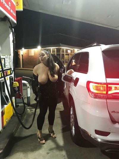 Девушки обслуживают свои машины