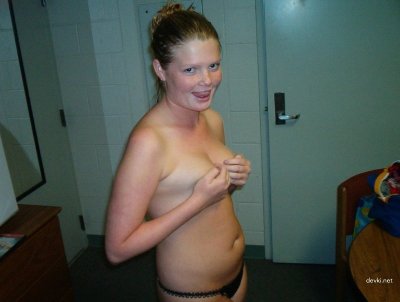 Молодая красотка удовлетворяет себя и своего партнера на интимных снимках