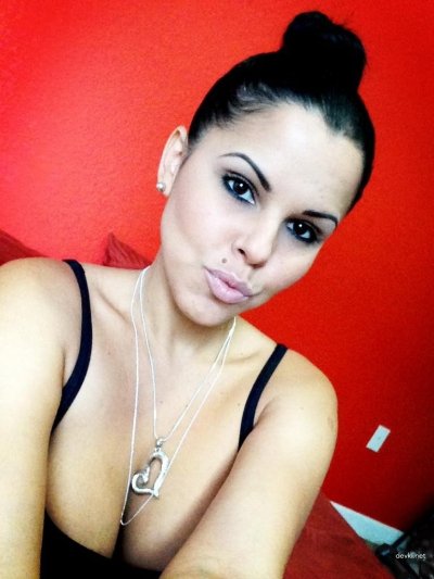 Соблазнительная шатенка с обворожительной попкой демонстрирует свои частные фото