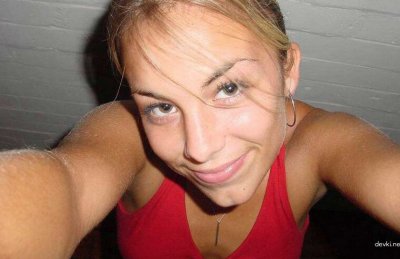 Девушка делает селфи для своего парня